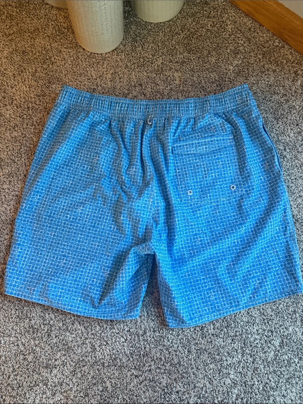 Johnnie-O Men’s XL Lined Swim Trunks Shorts Pocketed Light Blue Geometric Print